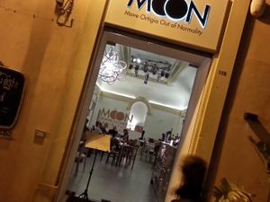 eingang zum moon at Moon in Siracusa