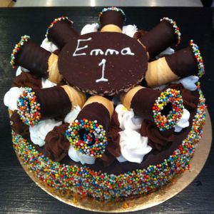 עוגת שוקולד מקמח אורז עם קצפת at Seeds in Tel Aviv