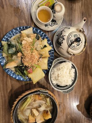 Deep fried noodle With veggies, tea at MẸT Vietnamese restaurant & Vegetarian Met 4 in Hà Nội