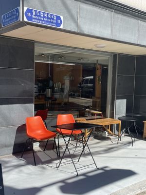 Outdoor seating available   at Bird Coffee Lab in Seoul