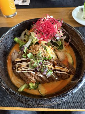 Udon Nudeln mit Veganer Ente in Curry Soße  at Sen Vegan in Halle