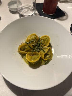 Raviolo allo zafferano di Pozzolengo ripieno di cicoria e borlotto affumicato con nocciole e crema di porro  at il Mansio in Lombardia