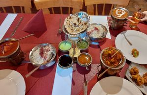 Aloo Bombay, Sabji, Dal, Roti, Reis, Pakora at Maharaja Alzenau in Bayern