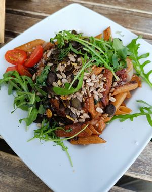 Spinach penne with dried tomatoes, olives, sunflower and pumpkin seeds. The umami bomb! 💣 at Vege Miasto in Warsaw