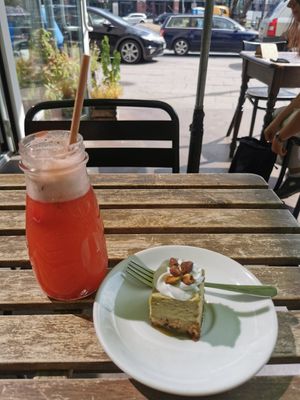 Strawberry lemonade and pistachio sernik at Vege Miasto in Warsaw