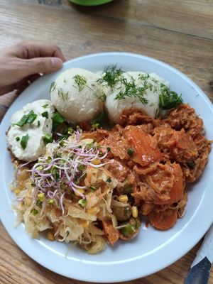 Seleryba z sosem majonezowym, pieczone warzywa (dynia, marchew, brukselka), puree ziemniaczane i surówka z kapusty kiszonej at Vege Miasto in Warsaw