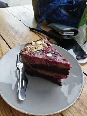 Torcik czekoladowy z wiśniami at Vege Miasto in Warsaw