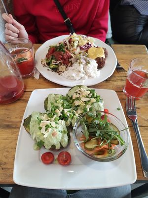 Erdbeer-Limonade, Tagesgericht und Backkartoffeln at Vege Miasto in Warsaw