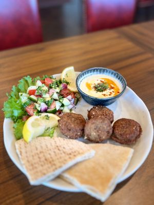 Falafel Plate with pita and fresh salad. Vegan at Pam's Dine & Grill - パムズ ダイン アンド グリル in Hakone