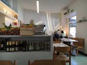 Hobbes' lovely bright contemporary interior  at Hobbes in Paris