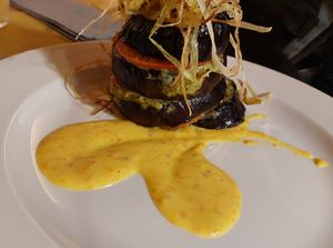 Aubergine met tomaat, basilicum  en amandelen at Lo Fai in Piacenza