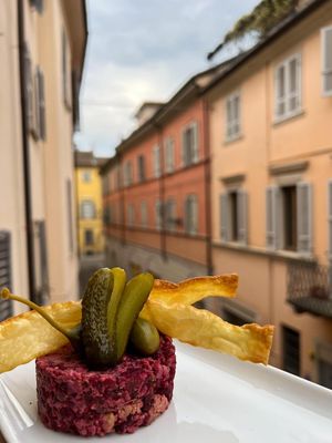 Tartare di tempeh...sullo sfondo la vista di Via Cavalletto 😍 at Lo Fai in Piacenza