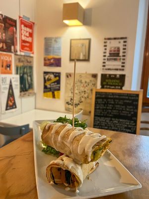 Il nostro piatto simbolo!!! Kebab di verdure con affettato di seitan, hummus di ceci, mix di spezie e salsa rosa at Lo Fai in Piacenza