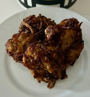 Onion bhaji at Poppadom Indian Takeaway in دبي