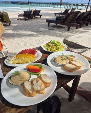 Fruchtsalat, Avocadosalat, Humus mit Gemüse und Bror at Nice Beach Bungalow in Community
