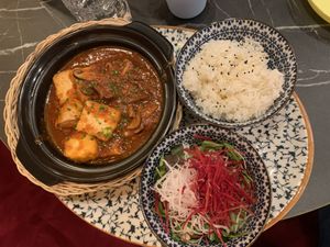 Tofu mit Pilzen in pikanter Tomatensauce  at Ananda Vegan Indochine Tapas & Sushi Bar in Regensburg