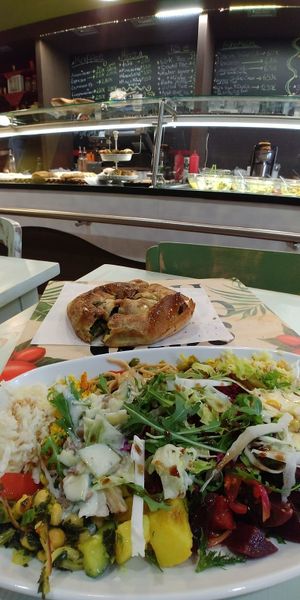Ensalada y borek de espinaca y papas at Kiez Vegan - Kortestrasse in Berlin
