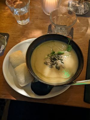 Witte wintersoep met pastinaak at Café Herman in Noord-brabant