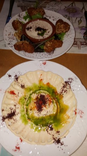 Humus en falafel at Malak in Santiago De Compostela