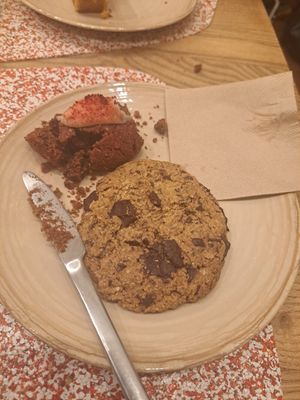 Red velvet cookie (demolished) and chocolate chip cookie at Gather Porto in Porto
