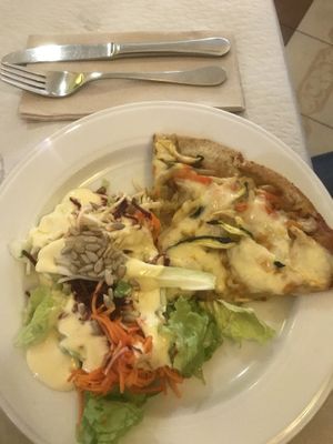 Pizza con ensalada at L'Union in Leon