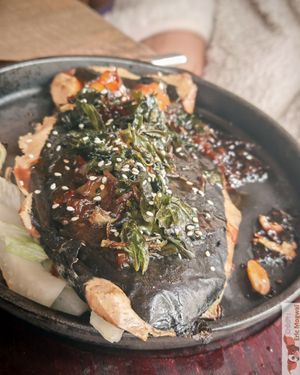 Pha rad prik: Thai-style vegetarian fish fillet, soy protein wrapped in fried seaweed, with a three-flavored sauce. at Les Amants Verts in Paris