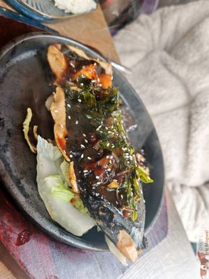 Pha rad prik: Thai-style vegetarian fish fillet, soy protein wrapped in fried seaweed, with a three-flavored sauce. at Les Amants Verts in Paris