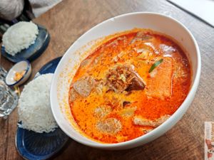 Kaeng massaman, Massaman Curry with coconut milk, potatoes, sweet potato, taro, eggplant, peanut, chickpea and tofu at Les Amants Verts in Paris