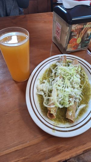 Flautas de tinga veggie con agüita de maracuyá 😋 at Flautlán Cholula in Puebla
