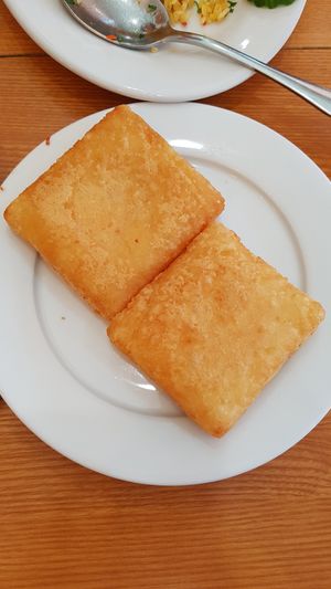 Deep fried xôi (savoury sticky rice with mung bean filling) at Thien Truc in Hai Duong