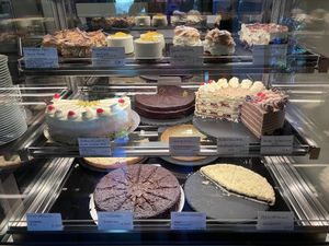 Kuchen Auswahl aber nur Walnuss Schoko ist vegan  at Rotes Emu in Baden-württemberg