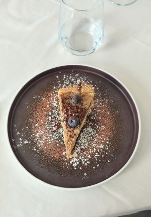 Vegan pear crumble dessert at Ristorante La Madonnina di Barni in Lombardia