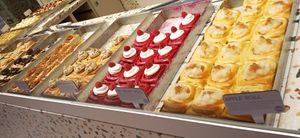 All vegan: Lotus, cookie dough, red velvet, apple at Cinnamood - Donauzentrum  in Wien