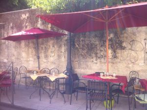 indoor and outdoor seating at Ben D'Iddio in Pisa
