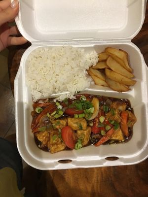 Came here a Sunday early to order a pick up. Amazing! Almost everything can be made vegan and the chef is willing to make any change that you ask for. There was only one couple eating and the food was ready really fast. Very tasteful! at Chifa La Familia Feliz in La Fortuna