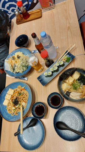 Tempura di verdure, sushi con avocado, noodle di verdure e ramen vegano con tofu at Bento Asian Kitchen+sushi in Chang Wat Samut Prakan