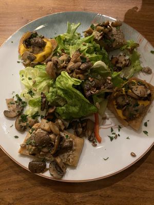 Focaccia mit veganen Aufstrichen, Pilzen und Salat   at Strandgut in Bad Schandau
