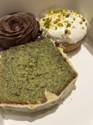 3 pâtisseries véganes 🌱   at Copines Paris in Bruxelles