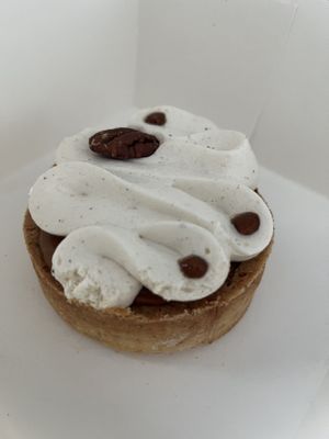 Éléa 🌱 tartelette vegan caramel noix de pécan   at Copines Paris in Bruxelles