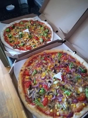 Pizza Vega - bezlepková verzia a "normal" s navyše cibuľou.   at Zdrava Pizza in Kosice