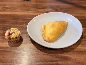 Samosa and the special cake (the cake was given as a special gift to the first-day customers) at Holigans - PC Europa in Vilniaus Apskritis