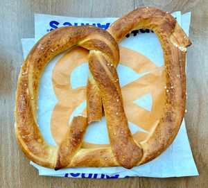 Original pretzel at Auntie Anne’s - Festival City Mall in دبي