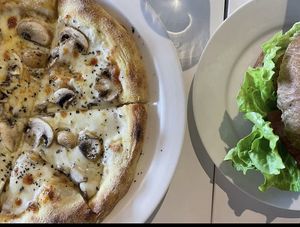 good quality pizza   at Demo Bar - Yangshuo in Yangshuo