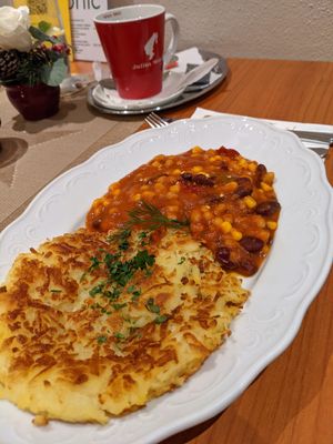 Rösti mit Chiliragout at Kraut & Ruben in Bad Hofgastein