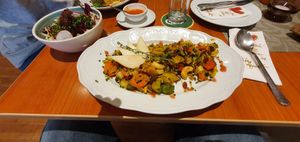 Wildreis mit Gemüse im Wok gebraten und Salat at Kraut & Ruben in Bad Hofgastein