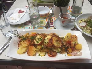 grilled apples on top at Kraut & Ruben in Bad Hofgastein
