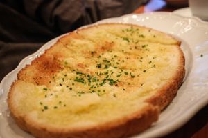 crispy garlic bread at Kraut & Ruben in Bad Hofgastein