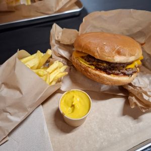 Double N' cheeseburger 😋 at Furahaa in Toulouse