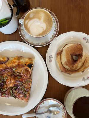 Pizza agridoce, rolinho com goiabada e capuccino  at Colina Pão e Café in Erechim