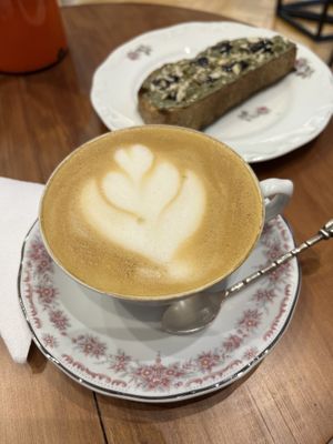 Capuccino e pão com pastinha de semente de girassol   at Colina Pão e Café in Erechim